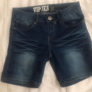 Brand is from “V.I.P. Jeans”, they are dark wash denim in a size 3/4.